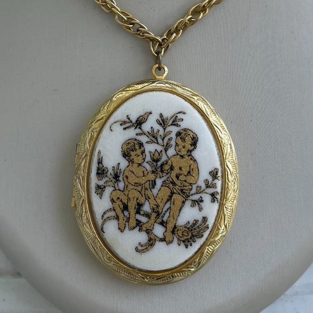 Vintage Locket Necklace Oval Cherubs Gold Tone